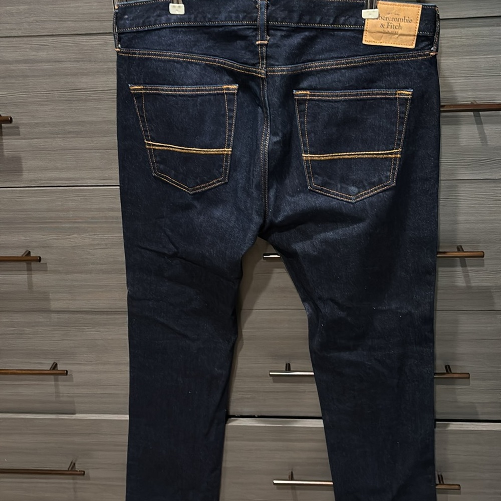 Abercrombie and Fitch men’s classic straight jeans in a dark blue wash 36/32 - Picture 2 of 7
